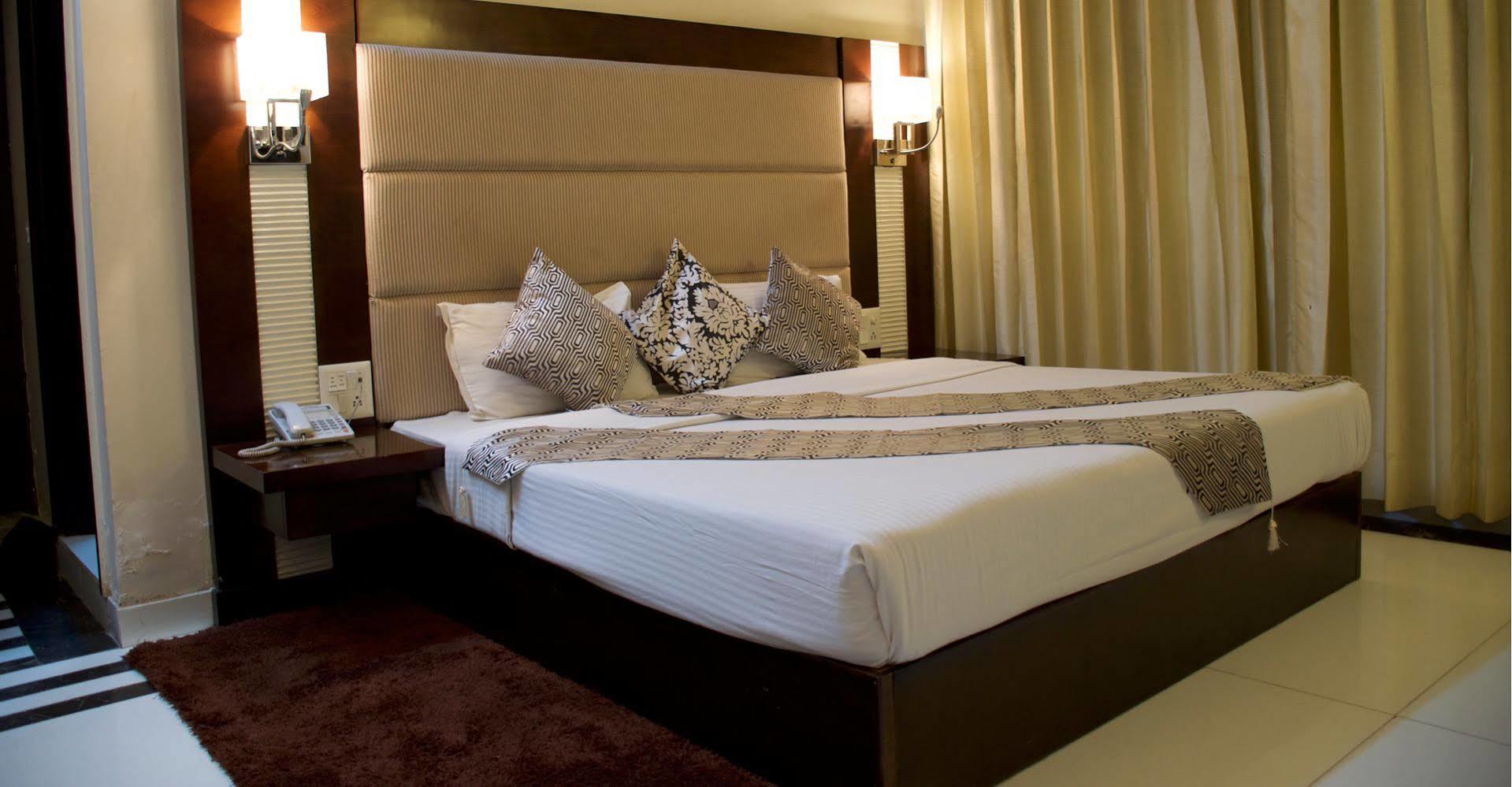 The Grand Hotel Bizzotel Gurgaon Exterior foto